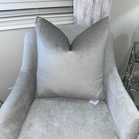 1-NWT CALDEIRA HAMMERSMITH DESIGN
VELVET DECORATIVE PILLOW - Picture 8 of 10